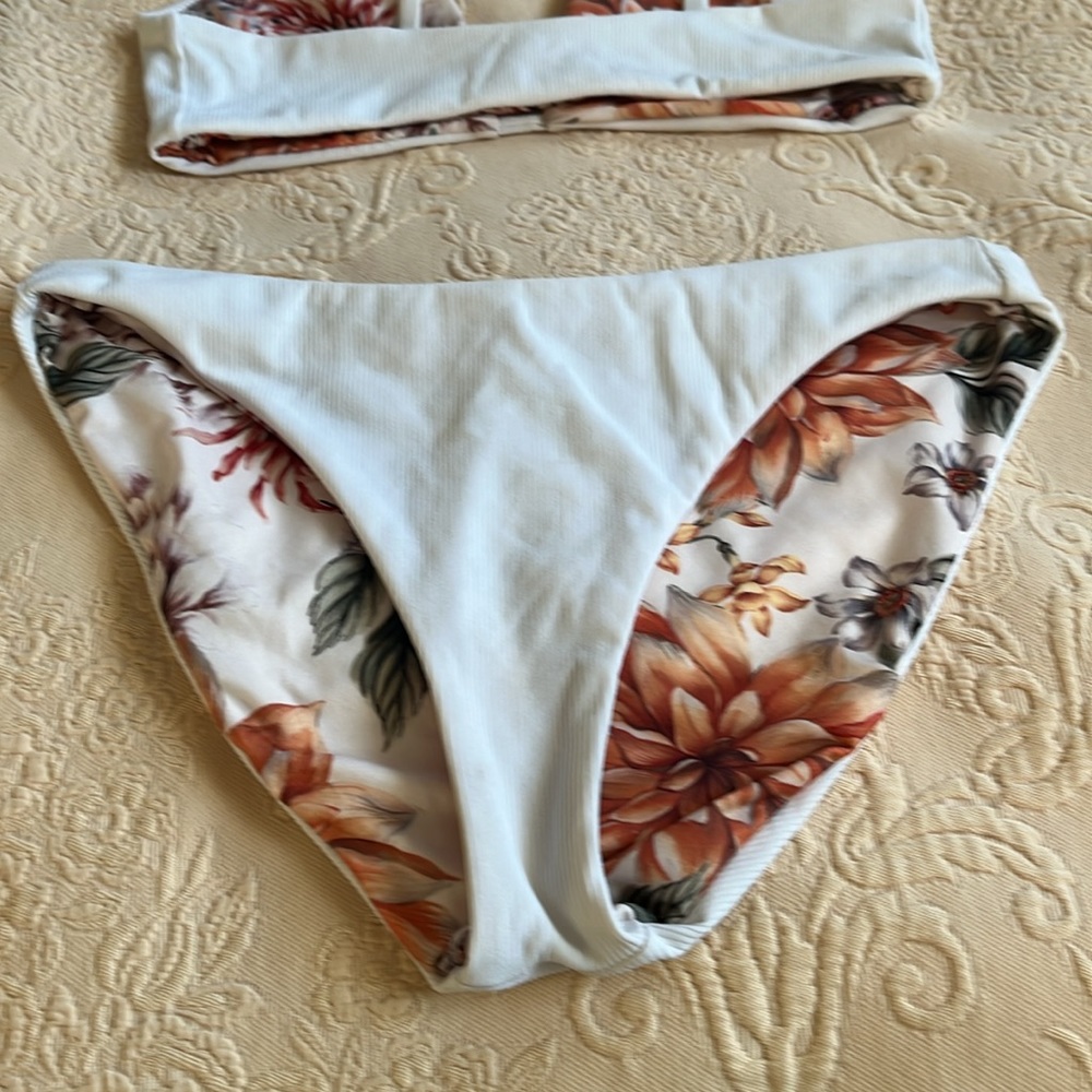 Bikini - Picture 3 of 5